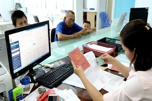 辦理行政手續時，戶口簿和人民證是民眾必須攜帶的證件。