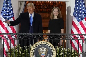 特朗普總統與新任最高法院大法官站在白宮藍屋陽台與民眾見面。（圖源：AP）