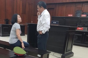 出庭受審的被告人莎琳娜‧賓蒂‧穆赫德‧扎妮（左）。（圖源：南安）