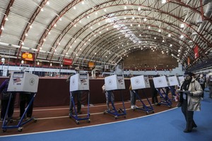 10月27日，選民在美國紐約的一處投票點參加提前投票。（圖源：新華社）