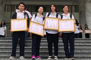 考取國家級與市級優秀生華人學生合影。