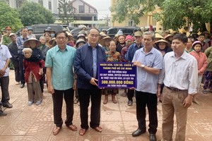 黨中央政治局委員阮善仁（前左二）親往廣平省慰問災民並贈送禮物。