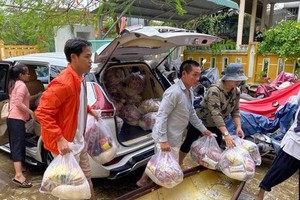 阮玉霖的汽車免費載運濟品。