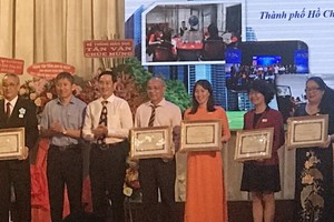 市商業華語培訓中心、市華語成人教育中心分別獲表彰。