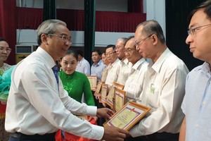 第五郡人委會主席范國輝頒發獎狀給各華人會館。