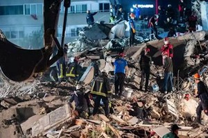 救援人員展開搜救工作。（圖源：互聯網）