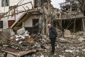 納卡地區主要城市斯捷潘納克特發生炮擊之後，一名老人站在被炸毀的房屋前。（圖源：互聯網）