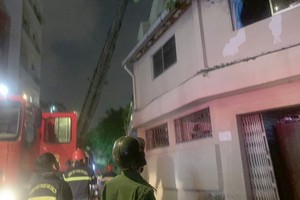 消防力量聞訊後趕抵現場，使用雲梯車解救被困在酒店裡的人。（圖源：黃順）