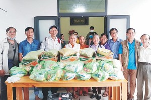 作者前往林同省保祿市玉保精舍行善時合照。