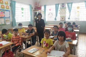 林珮玲老師給小學生上課。