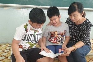 謝嘉美老師給學生溫習功課。