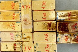 被查扣的私運黃金條塊。（圖源：進尋）