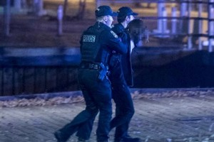 當地警方在翌日凌晨拘捕一名20多歲男子，要求民眾留在室內，並正調查犯案動機。（圖源：推特）