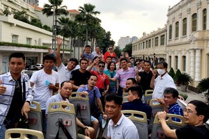 圖為廣寧省旅行團乘坐雙層觀光巴士參觀市中心。（圖源：藍江）