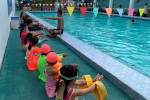 少兒在藍山泳池參加普及游泳技能。
