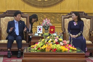 寧平省委書記阮氏秋霞（右）會見韓國國會議長朴炳錫。（圖源：人民報）