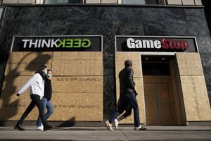  美國紐約一些商店均用木板加固了門窗，避免騷亂者在選舉後出現混亂與動盪時對商店進行掠奪。 （圖源：彭博社）