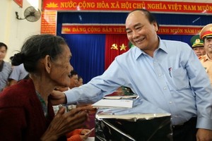 政府總理阮春福親往看望並慰問廣南省山城縣三光鄉災區同胞。