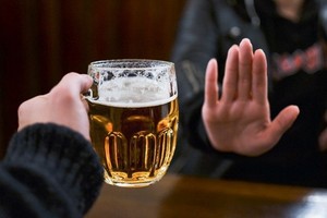 自本月中起，逼酒將遭罰款。（示意圖源：互聯網）