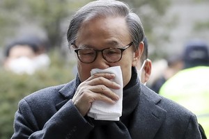 韓國前總統李明博日前在貪污受賄案終審中獲刑17年，於2日下午抵達首爾東部看守所正式服刑。（圖源：AP）