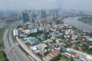 沿著第二郡河內大道的地鐵1號線。