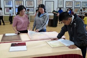 “越南的黃沙與長沙群島-歷史證據與法理依據”地圖與資料展吸引了眾多各界人士前來參觀瞭解。（圖源：越通社）