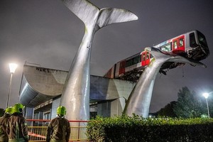 荷蘭一列火車在高空軌道行駛時，突然衝出軌道盡頭，險些墜落，萬幸被一座鯨魚雕塑“接住”，懸掛在空中，未造成人員傷亡。（圖源：互聯網）