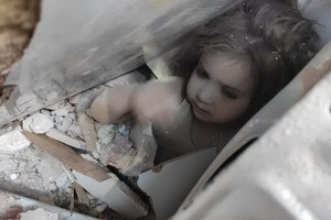 搜救人員在廢墟中發現艾達。（圖源：Getty Images）