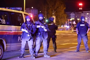 當地時間11月2日晚，奧地利首都維也納市中心發生槍擊事件。圖為警方封鎖附近街道。（圖源：路透社）