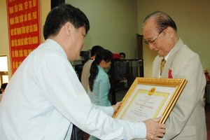 蟻團同志榮獲國家主席頒贈三等勞動勳章。