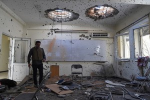 阿富汗首都喀布爾大學內部受損的教室。（圖源：AFP）