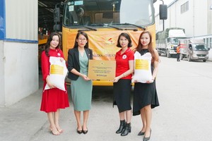 越南千禧龍傳媒信息科技股份公司通過越南紅十字會向中部災民捐贈價值2億越盾的10噸大米。