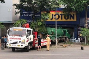 交警派出起重車將槽車牽離現場。（圖源：名仲）