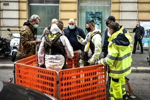 警方派出警員通過窨井地下通道搜索疑犯。（圖源：互聯網）