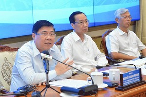 市人委會主席阮成鋒（左一）在會上發表指導意見。（圖源：越勇）