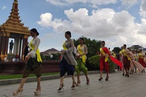 圖為柬埔寨佳麗在金邊參加一場活動為當地旅遊宣傳。（圖源：互聯網）