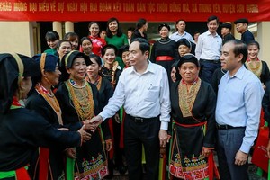 越南祖國陣線委員會主席陳清敏出席集會並同宣光省山陽縣中安鄉銅馬村同胞互致問候，親切交談。（圖源：光榮）