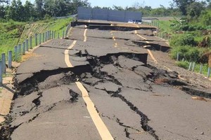 途經嘉萊省諸奢縣路段的胡志明路繞道線路竣工不久已於2019年嚴重損壞。（圖源：TH）
