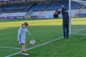 帕普沃思‧海德(左)每天玩花式足球籌款。（圖源：互聯網）