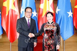 2018年6月5日，國會主席阮氏金銀（右） 與密克羅尼西亞聯邦國會主席韋斯利•西米納會晤。（圖源：Quochoi.vn）