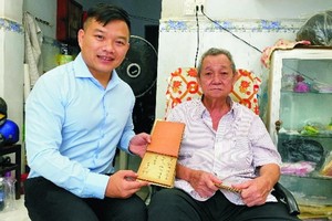 黎君然（右）向陳列室捐贈求學時期的紀念冊。