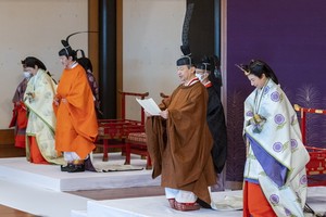 日本天皇德仁（前排右二）在“立皇嗣之禮”儀式上，宣佈其弟秋筱宮親王文仁（前排右三）成為日本皇位第一順位繼承人。（圖源：AFP）