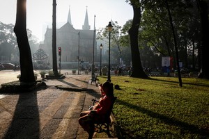 第一郡今早的氣溫比較涼爽。圖為第一郡聖母大教堂旁邊公園一瞥。（圖源：成阮）