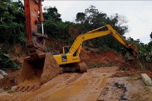途經廣治省從向越鄉朝向馮鄉的胡志明路西遭遇嚴重山體滑坡，泥石流。（圖源：國南）