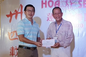 陳志華團長（右）向本報編輯部副主任陳福生轉交善款。