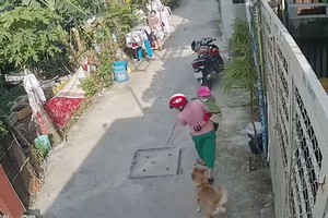 正抱著孩子的翹姐被狗衝出咬傷腿部。 （照片是由受害者家人提供）