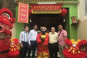 理事長王炳祥(右二)與明豪堂金獅團負責人合照。