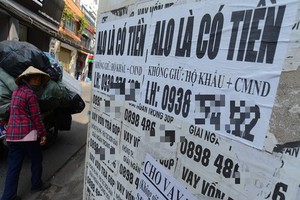 富潤郡阮仲選街貼滿推介貸款服務的傳單。