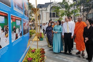 市領導與各代表觀展。