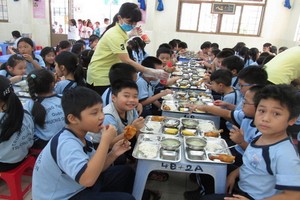 小學生正在吃午餐。